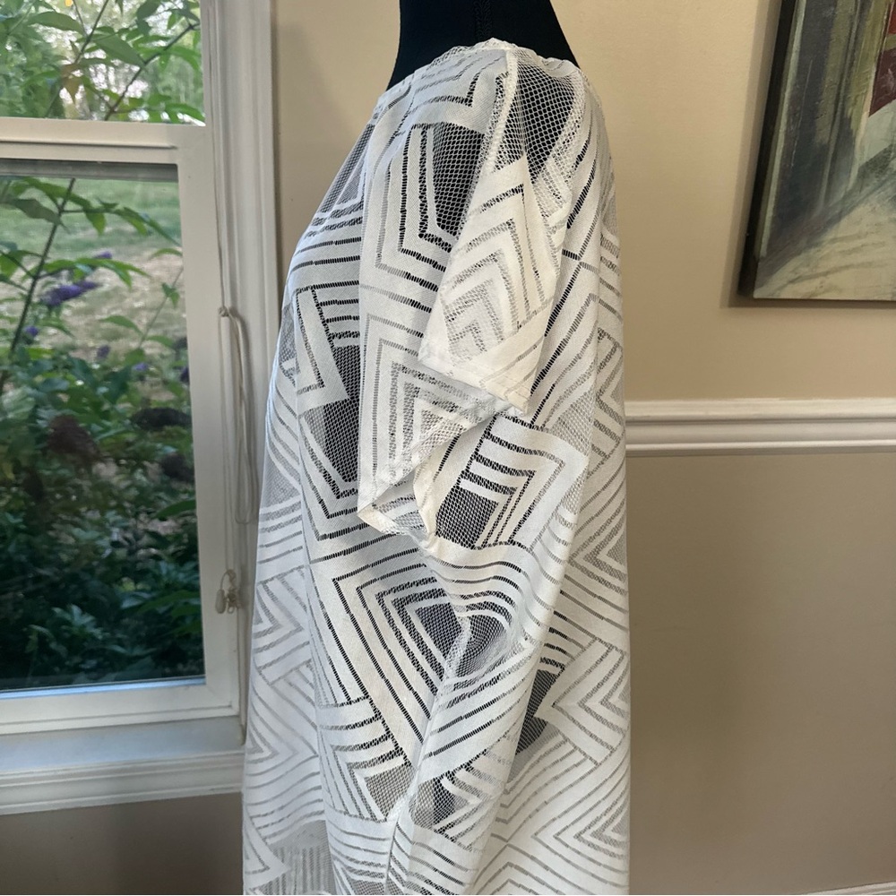 White‎ Geometric Patterned Fringe Cover-Up - Picture 5 of 7